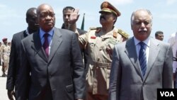 El presidente sudafricano, Jacob Zuma (izquierda), llegó a Trípoli en busca de un acuerdo de paz con Gadhafi.