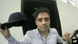 En esta imagen del 17 de octubre de 2019 de un video proporcionado por el Gobierno de México, se muestra a Ovidio Guzmán López en el momento de su detención en Culiacán, México.