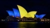 Gedung Opera di kota Sydney, Australia, dihiasi dengan cahaya berwarna bendera Ukraina, menunjukkan dukungan Australia bagi warga Ukraina (foto: ilustrasi). 