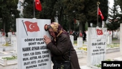 পাকিজে আকবাবা তাঁর ছেলের কবরে দাঁড়িয়ে শোক প্রকাশ করছেন। তার ছেলে আয়হান আকবাবাকে যিনি তুরস্কের সৈন্য ছিলেন, পিকেকে জঙ্গিরা হত্যা করে।