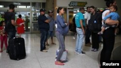 Una mujer embarazada de Honduras es liberada de la detención con otros inmigrantes indocumentados en una estación de autobuses en McAllen, Texas, el 28 de julio de 2018.