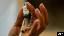Medicinska sestra priprema vakcinu protiv morbila (Foto: Johannes EISELE/AFP)