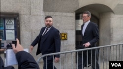 香港駐倫敦HKETO間諜案2月14日再度開庭審理。兩名涉案被告之一的38歲的前英國邊境部隊（UK Border Force）職員衞志樑(Wai Chi-Leung Peter)在離開法庭時並無回應記者提問。（攝影：美國之音鄭樂捷）