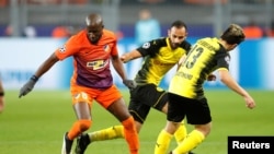 Mickael Pote d’ Apoel Nicosia passe entre Raphael Guerreiro et son co-équipier de Borussia Dortmund lors d’un match de la Ligue des champions au Signal Iduna Park, Dortmund, Allemagne, 1er novembre 2017.