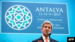 Menlu AS John Kerry saat berpidato di hadapan para Menlu NATO di Antalya, Turki (13/5).