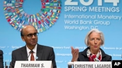 Direktur Pengelola Dana Moneter Internasional (IMF) Christine Lagarde, bersama Menteri Keuangan Singapura Tharman Shanmugaratnam, dalam konferensi pers usai pertemuan IMF-Bank Dunia di Washington, DC (12/4). (AP/Jose Luis Magana)