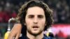 Adrien Rabiot chante l'hymne national avant le match amical entre l'Allemagne et la France à Cologne le 14 novembre 2017.