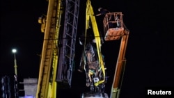 A construction crew works to remove a monument of Confederate General P.G.T. Beauregard at the entrance to City Park in New Orleans, Louisiana, May 17, 2017. 