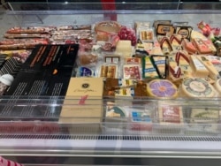 En Caracas surgen nuevas ofertas de restaurantes y “bodegones” que, a pesar de la crisis, lucen llenos y generan importantes ingresos a los empleados. Foto: VOA.