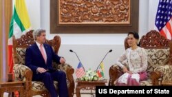 Menlu John Kerry bersama Menlu Myanmar Aung San Suu Kyi sebelum pertemuan bilateral di Kemenlu Myanmar. Naypyitaw, Myanmar.
