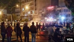 تصویر برگرفته از یک ویدیو از اعتراضات.