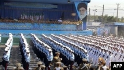 Binh sĩ Iran trong cuộc diễu hành quân sự hàng năm tại thủ đô Tehran, đánh dấu cuộc chiến tranh tám năm giữa Iran-Iraq, 22/9/2010