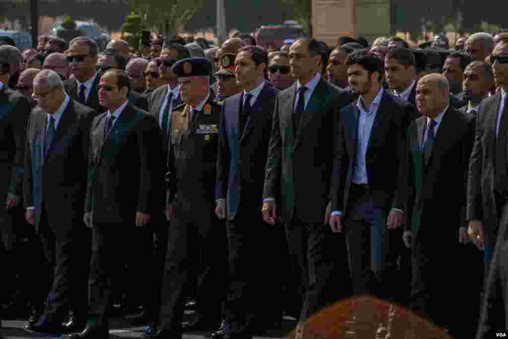 Current Egyptian President Abdel Fattah el-Sisi and other government officials join Mubarak's family to mourn and pay tribute to Mubarak. (Hamada Elrasam/VOA)