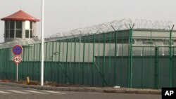 Uyg'urlar va boshqa musulmon aholi vakillari qamalgan qayta tarbiyalash lageri. Shinjon avtonom hududi, Xitoy, 3-dekabr, 2018. 