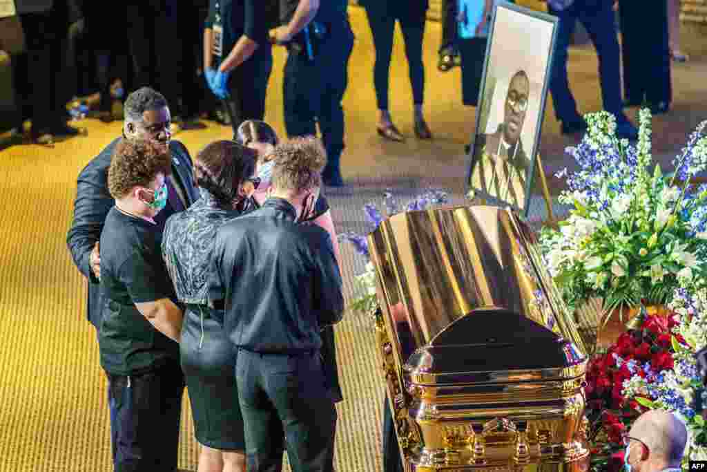 អ្នកចូលរួមឈរគោរព​​ក្នុង​ពិធី​រំឭក​​វិញ្ញាណក្ខន្ធ​​របស់​លោក George Floyd កាលពី​ថ្ងៃទី​៤ ខែមិថុនា ឆ្នាំ​២០២០ ក្រោយពី​លោក​បាន​ស្លាប់ ​នៅ​ពេល​ស្ថិត​នៅ​ក្នុងការឃាត់​ខ្លួន​ដោយ​ប៉ូលិស​ទីក្រុង Minneapolis។