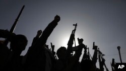 ইয়েমেনের সানায় যুক্তরাষ্ট্র ও ইসরায়েল বিরোধী এক সমাবেশে হুথি সমর্থকরা শ্লোগান দিচ্ছে এবং অস্ত্র তুলে ধরছে। ১৪ ফেব্রুয়ারি, ২০২৫।
