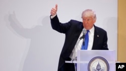 Le président élu des Etats-Unis Donald Trump lève son pouce lors du déjeuner de leadership à Trump International à Washington, 19 janvier 2017. 