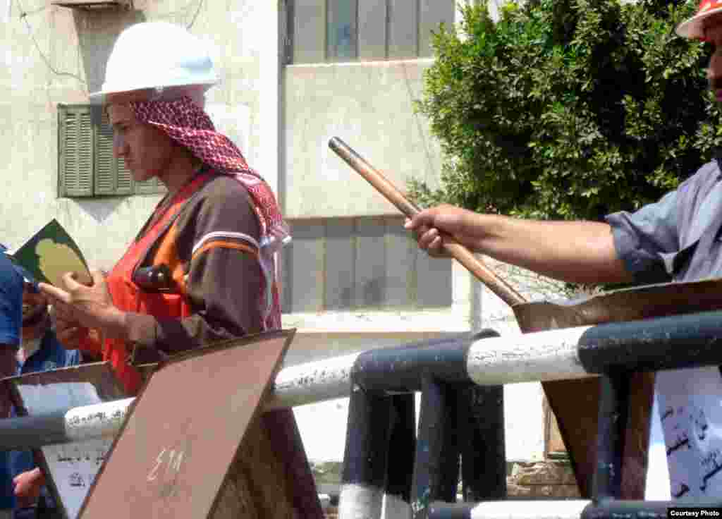 Egypt&#39;s Muslim Brotherhood holding Qurans and sticks at the security checkpoint entering the Muslim Brotherhood stronghold outside Cairo&#39;s Rabaa al-Adawiya mosque, July 11. Photo: VOA/Sharon Behn