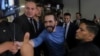 Simpatizantes saludan al presidente de El Salvador, Nayib Bukele, después de que se presentó como candidato presidencial del Partido Nuevas Ideas en San Salvador, el viernes 27 de octubre de 2023. (Foto AP/Salvador Meléndez)