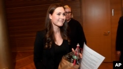 Calon Perdana Menteri Finlandia Sanna Marin tersenyum setelah memenangkan suara dari Partai Demokratik Sosial untuk nominasi perdana menteri, melawan Antti Lindtman, di Helsinki, Finlandia, 8 Desember 2019. 