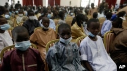 Vijana wa shule walioachiwa huru wakiwa kwenye mkutano na rais wa Nigeria Muhammadu Buhari, Dec. 18, 2020 huko Katsina, Nigeria(AP Photo/Sunday Alamba).