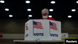 Un hombre ejerce su derecho al voto en un centro electoral en Louisville (Kentucky), el 23 de junio de 2020. 