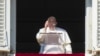 Папата Фрањо се појавува на прозорецот со поглед на плоштадот Свети Петар во Ватикан за да ги благослови аџиите и верниците по мисата во базиликата Свети Петар на Нова Година, 1 јануари 2025 година.