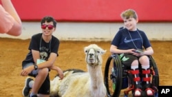 'ไวท์ท้อป'  และเด็ก ๆ ที่วิคตอรี จังก์ชัน เเคมป์ (Victory Junction) ที่เมืองเเรนเดิลเเมน รัฐนอร์ธเเคโรไลนา