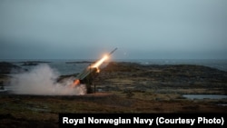 资料照片：2023年5月10日，挪威陆军在安德亚岛进行的演习中针对模拟威胁目标发射国家先进地对空导弹系统(NASAMS)。
