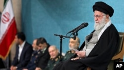 ফাইল ছবিঃ তেহরানে কর্মকর্তাদের উদ্দেশে বক্তব্য রাখছেন ইরানের সর্বোচ্চ ধর্মীয় নেতা আয়াতুল্লাহ আলি খামেনি (৮ মার্চ, ২০২৫)।