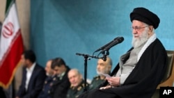 အီရန်ဘာသာရေးဥသျှောင် အယာတိုလာ အလီ ခါမီနီ။