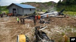 Para petugas pemadam kebakaran memadamkan api setelah pesawat yang dioperasikan Saurya Airlines jatuh saat lepas landas di Bandara Internasional Tribhuvan di Kathmandu, Nepal, Rabu, 24 Juli 2024. (Foto: Sujan Gurung/AP Photo)