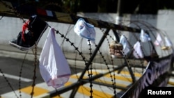 Como parte de una protesta se ven piezas de ropa interior de mujeres frente a instalaciones del personal del Ejército, para exigir el fin de la violencia sexual y los feminicidios durante el estado de excepción, El Salvador, 18 de octubre de 2023. REUTERS/Jessica Orellana