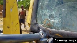 Bekas tembakan mengenai kaca bagian depan sebuah truk yang dilakukan KKB di Kabupaten Yahukimo, Papua, Kamis 24 Juni 2021. (Courtesy: Kogabwilhan III)