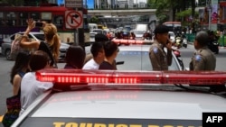 Beberapa petugas kepolisian tampak di kawasan wisata utama di Bangkok setelah beberapa bom kecil meledak di beberapa lokasi di ibu kota Thailand, 2 Agustus 2019. Bom-bom itu meledak di tengah penyelenggaraan KTT menteri luar negeri ASEAN.