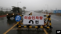 A South Korean military vehicle crosses Unification Bridge, which leads to the demilitarized zone, near the border village of Panmunjom in Paju, South Korea, May 16, 2018. 