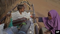 A child sit on a donkey cart after they were handed food at a World Food Program compound in a displacement camp in Dadaab, Kenya. (file photo)