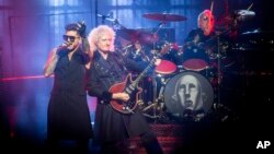 Vokalis Adam Lambert tampil bersama gitaris Queen Brian May (ujung kanan) dan drummer Roger Taylor dalam konser di Budapes, Hungaria, 4 November 2017.