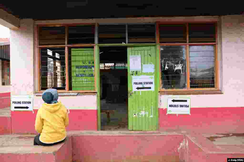 An election worker sits outside mostly-empty polling station in Nairobi&rsquo;s Mathare slum, Oct. 26, 2017.