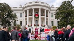 ព័ត៌មាន​ពេល​រាត្រី ១០ ធ្នូ៖ អ្នក​ស្ម័គ្រចិត្ត​រាប់​រយ​នាក់​តុបតែង​សេតវិមាន​សម្រាប់​បុណ្យ​ណូអែល