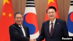 韩国总统尹锡悦5月26日下午在首尔会见前往韩国出席中日韩领导人峰会的中国国务院总理李强.