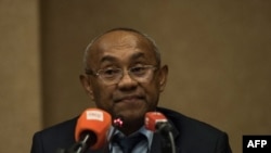 Le président de la CAF, Ahmad Ahmad, lors d'une conférence de presse à Accra, Ghana, le 30 novembre 2018. (Photo by CRISTINA ALDEHUELA / AFP)