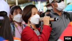 រូបឯកសារ៖ កញ្ញា ឈឹម ស៊ីថរ មេដឹកនាំសហជីពទ្រទ្រង់សិទ្ធិការងារបុគ្គលិកកម្មករខ្មែរនៃក្រុមហ៊ុនណាហ្គាវើលដ៍ កំពុងនិយាយទៅកាន់កូដករដែលកំពុងធ្វើកូដកម្មនៅខាងមុខក្រុមហ៊ុនណាហ្គាវើលដ៍ នាថ្ងៃទី២៨ ខែធ្នូ ឆ្នាំ២០២១។ (រូបថត៖ កាន់ វិច្ឆិកា/វីអូអេ)