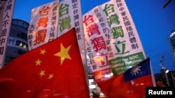 Những người thuộc một nhóm ủng hộ Đài Loan độc lập tuần hành với cờ xung quanh một nhóm người ủng hộ Trung Quốc tổ chức một cuộc tập hợp kêu gọi thống nhất hòa bình, trước cuộc bầu cử tổng thống Đài Loan, ngày 14 tháng 5, 2016.