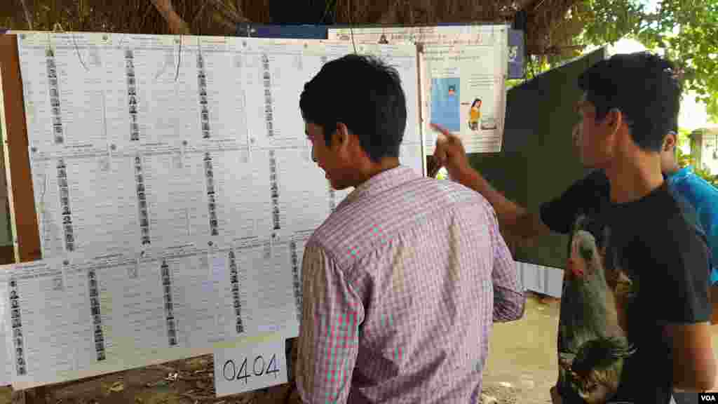 ប្រជាពលរដ្ឋ​នៅ​ភូមិ​ជ្រៃកោង សង្កាត់​ស្លាកែត ក្រុង​បាត់ដំបង ទៅ​បោះឆ្នោត ជ្រើសរើស​ក្រុមប្រឹក្សា​ឃុំ​សង្កាត់​នៅ​ការិយាល័យ​បោះឆ្នោត ក្នុង​សាលា​បឋមសិក្សា​ស្លាកែត នៅ​ថ្ងៃ​ទី៤ ខែ​មិថុនា ឆ្នាំ២០១៧។ (អ៊ិត សូធឿត/VOA)