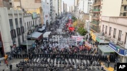 La policía bloquea una protesta contra el gobierno en reclamo por la escasez de alimentos en los comedores sociales en Buenos Aires, Argentina, el jueves 6 de junio de 2024. 