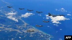 Винищувачі США та Південної Кореї пролітають над Південною Кореєю під час спільного військового навчання, 18 вересня 2017 року.