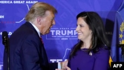 الیز استفانیک، عضو جمهوری‌خواه مجلس نمایندگان از نیویورک و رئیس فراکسیون جمهوری‌خواهان این مجلس، در جریان یکی از رویدادهای کارزار انتخاباتی دونالد ترامپ (دی ۱۴۰۲)