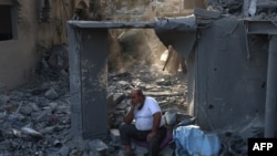 Պաղեստինցի տղամարդը նստած է տան ավերակների վրա, երբ գիշերը Իսրայելը հարվածներ է հասցրել Ռաֆահին