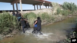 Los agentes fronterizos de Estados Unidos han dicho que rescatan a migrantes en el río Bravo casi a diario.